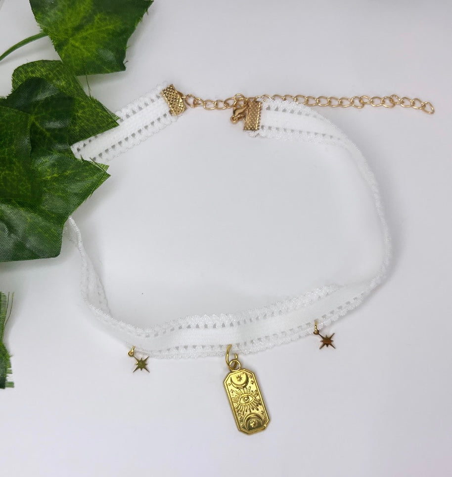 Choker bianco con occhio di protezione