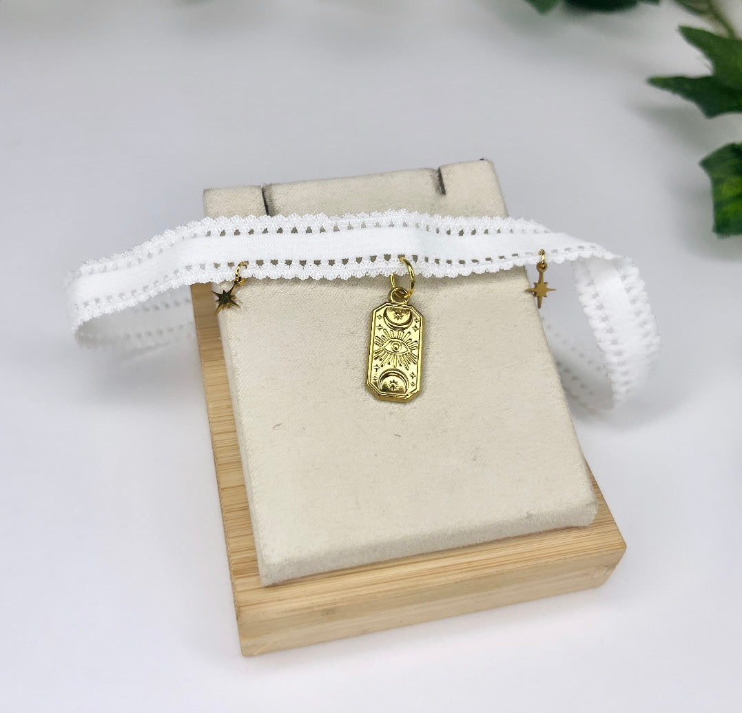 Choker bianco con occhio di protezione